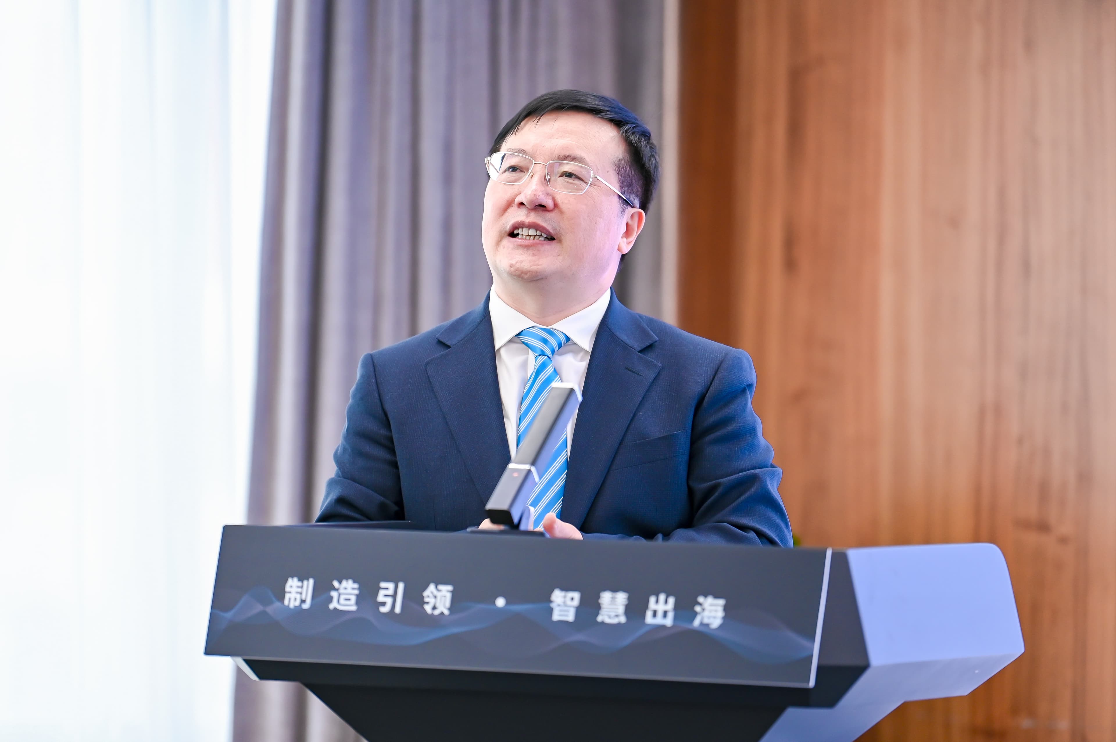 李东红 image